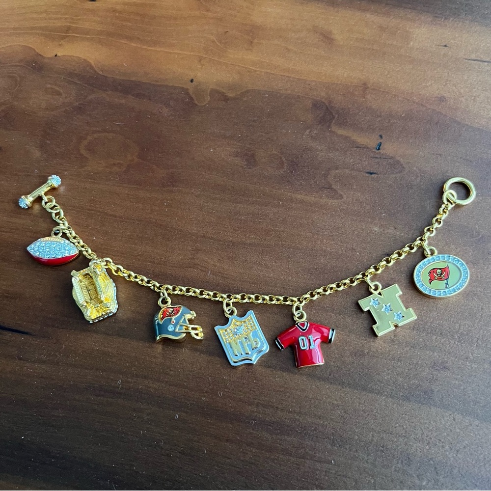 💙NEW Vintage Gold-Tone NFL Tampa Bay Buccaneers Football Charm Bracelet - Picture 7 of 12